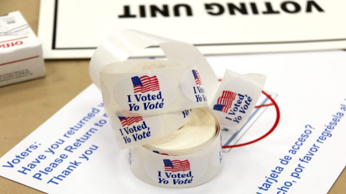 "'I voted' stickers in English and Spanish, Virginia, USA, November 2014" by Organization for Security and  Co-operation in Europe (OSCE) is licensed under CC BY-SA 2.0.